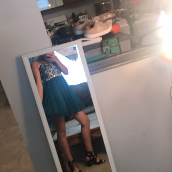 Emerald green dress worn once for my homecoming - Picture 7 of 8